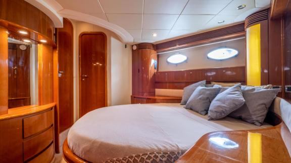 The master cabin of Princess Juliet features a double bed, elegant wood finishes and a cozy atmosphere.