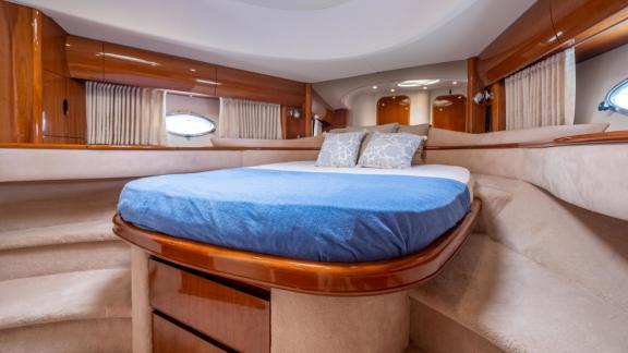 The VIP cabin of Princess Juliet features a spacious bed, panoramic windows and elegant interior design.