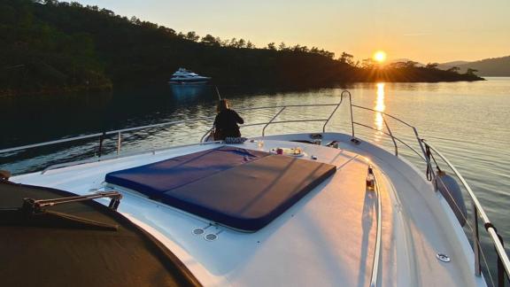 Wunderschöne Sonnenuntergangssicht vom Deck der Motoryacht Queen S.