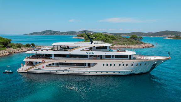 Genießen Sie Luxus und Komfort auf der Motoryacht Riva in den kristallklaren Gewässern Kroatiens.