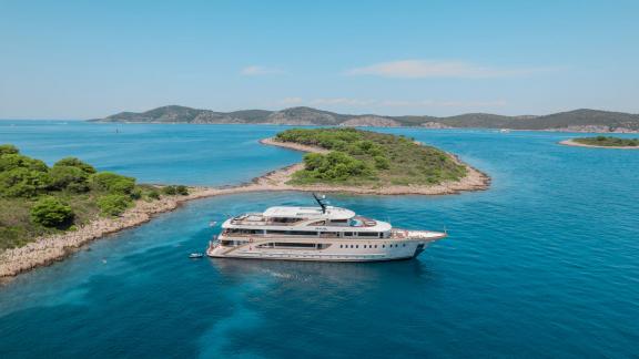 Entspannen Sie in einer ruhigen Bucht auf der luxuriösen Motoryacht Riva in Kroatien.