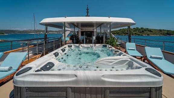 Genießen Sie Entspannung im Whirlpool an Bord der luxuriösen Motoryacht Riva in Kroatien.