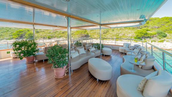 Der stilvolle Lounge-Bereich der Motoryacht Riva in Kroatien lädt zum Entspannen ein.