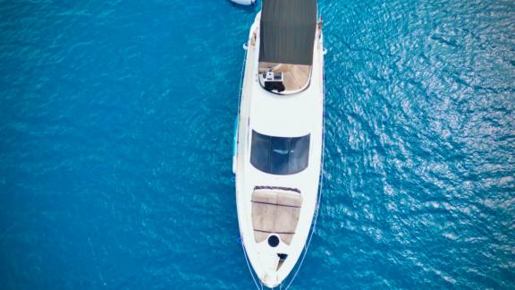 Beeindruckender Blick auf die Motoryacht Rüzgar Demir aus der Luft.