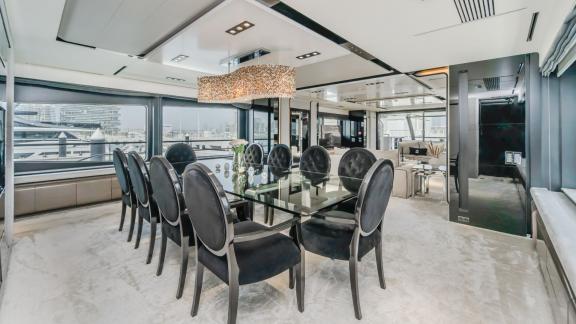 The dining room of the Saffuriya yacht impresses with its modern design and elegant dining table.