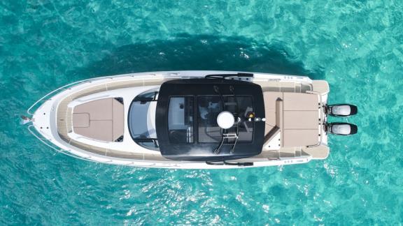 Ibiza kıyılarında konumlanan Santa Cruz günlük motoryatın üstten çekilmiş net görünümü.