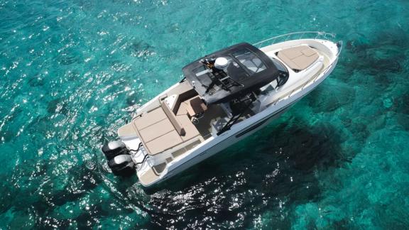 Ibiza açıklarında yer alan Santa Cruz adlı günlük motoryatın üstten çekilmiş genel görünümü.