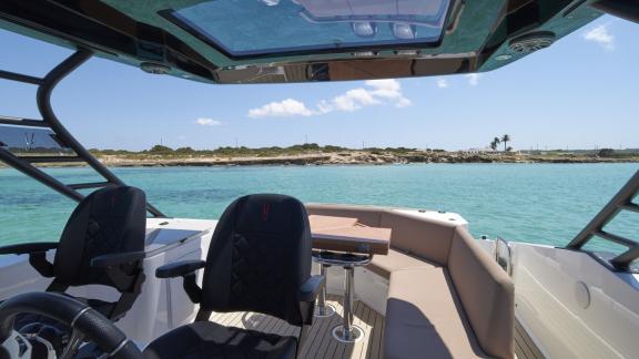 Ibiza açıklarında demirlemiş Santa Cruz motoryatın dümen ve arka oturma alanı konfor sunuyor.