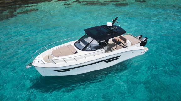 Ibiza’da konumlanan Santa Cruz isimli günlük motoryatın dıştan üstten görünümü.