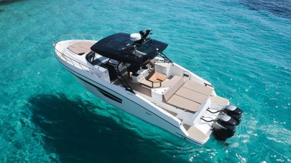 Ibiza’da yer alan Santa Cruz adlı günlük motoryatın arka oturma ve güneşlenme bölgesi.