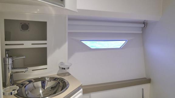 Ibiza günlük yat kiralama seçeneklerinden Santa Cruz motoryatın modern lavabo bölümü.