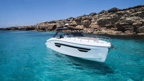 İbiza koylarında duran Santa Cruz adlı günlük motoryatın önden görünümü.