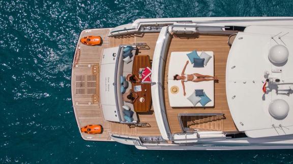 Die Sea Story bietet ein großes Sonnendeck mit Liegefläche für Chartergäste auf Ibiza.