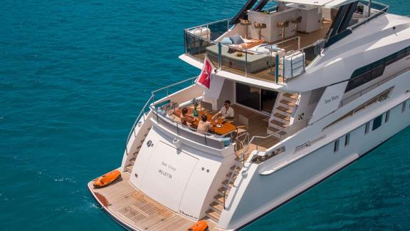 Rückdeck der Sea Story mit Tisch für Mahlzeiten bei Chartertouren rund um Ibiza.