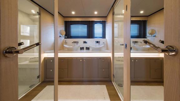 Modernes Bad mit Glasdusche und Doppellavabo auf der Sea Story Yacht bei Ibiza.