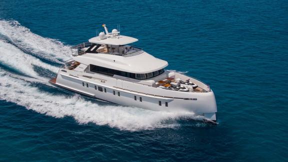 Die Sea Story bietet stilvolle Tagescharter ab Ibiza mit starker Motorleistung.