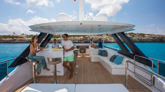 Flybridge mit Bar und Sofas lädt auf der Sea Story zum Entspannen bei Ibiza ein.
