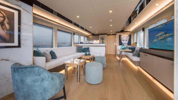 Heller Salon der Sea Story bietet Sofas, Kunst und Komfort bei Yachtmiete auf Ibiza.
