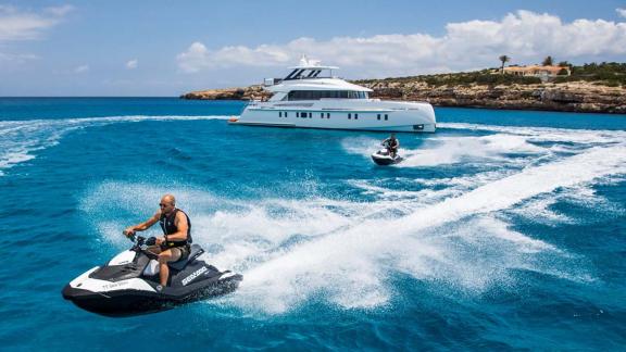 Jetski-Abenteuer neben der Sea Story Yacht bieten Spaß bei Tagescharter in Ibiza.