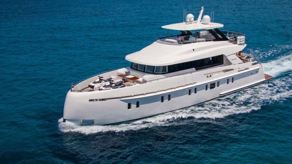 Motoryacht Sea Story bei Ibiza mit Jetski und Sonnendeck für Tagescharter auf See.