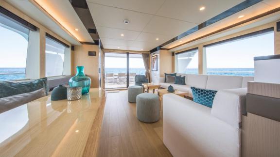 Der helle Salon mit Zugang zum Achterdeck bietet Komfort bei Charter in Ibiza.