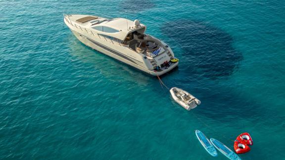 Sea U Motoryacht liegt vor Athen vor Anker. Wasserspielzeug im Einsatz.