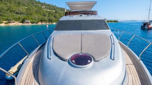 The foredeck of motor yacht Selenge offers a space for relaxation and sunbathing.