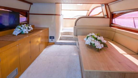 Der geräumige Salon der Motoryacht Selenge besticht durch bequeme Sitzgelegenheiten und elegante Dekoration.