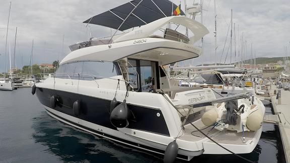 Die Motoryacht Serendipity I mit einem kleinen Boot auf dem hinteren Deck, im Hafen festgemacht.