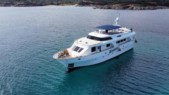 Enjoy a comfortable sea journey aboard Shangra with an Olbia motoryacht charter.