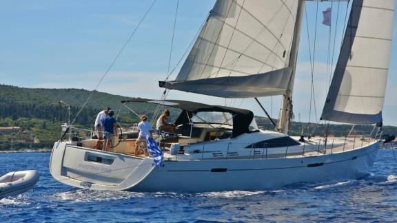 Die Heckansicht der Luxusyacht Shooting Star in Griechenland während der Fahrt zeigt ihre Eleganz auf dem Wasser.