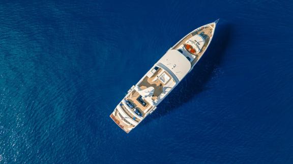 Die Yacht Silent World liegt bei Split Kroatien auf blauem Meer in Luftaufnahme.