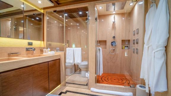 Der Duschbereich der Silent World bietet bei Split Kroatien modernen Komfort.