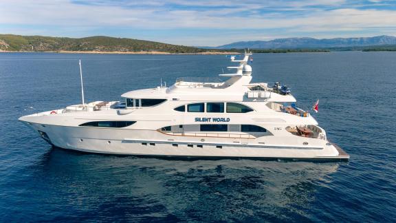 Die Yacht Silent World liegt ruhig in einer Bucht bei Split Kroatien vor Anker.
