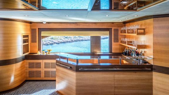 Die stilvolle Bar der Silent World serviert Getränke bei Split mit Ausblick.