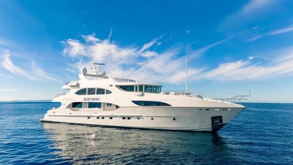 Die Yacht Silent World liegt vor Split Kroatien bei sonnigem Wetter vor Anker.