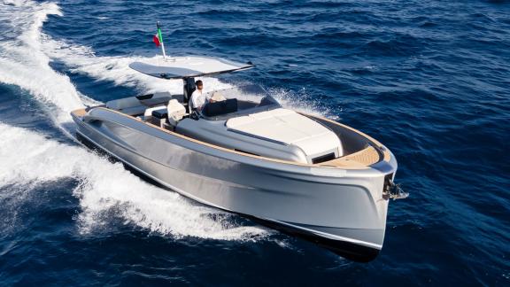 Silver Wave offers luxury yacht charter and VIP daily sea tour experiences in Cannes.
