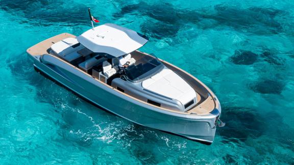 Silver Wave offers VIP yacht charter and exclusive daily boat tour experiences in Cannes.