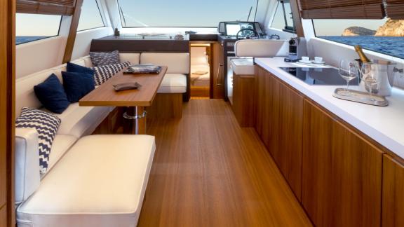 Silver Wave offers luxury yacht charter and comfortable daily sea tour experiences in Cannes.