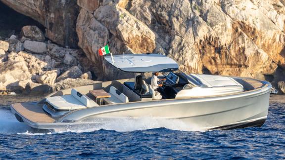 Silver Wave offers premium yacht charter and tailor made sea tour experiences in Cannes.