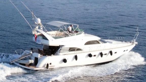 Die Sirocco ist ideal für eine tägliche Yachtmiete in Göcek und bietet Komfort und Stil.