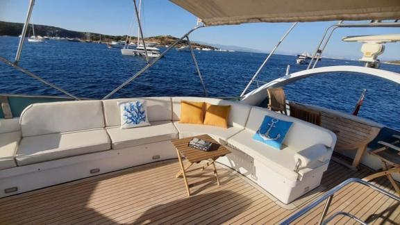 Die großzügige Flybridge der Sirocco bietet ein komfortables Erlebnis für Luxus-Yachtmiete in Göcek.