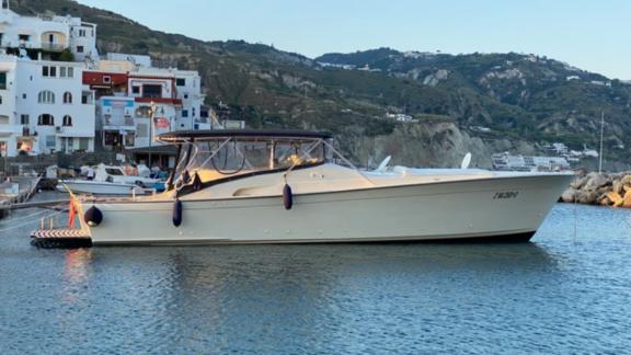 Skins is ideal for a luxury daily yacht rental in Naples, offering comfort and an unforgettable experience.