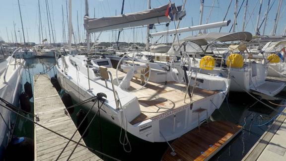 Geräumiges Deck der Segelyacht Sportski Vuk 44 im Hafen von Kroatien, perfekt für einen Meeresurlaub.