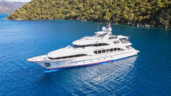 Die Motoryacht Stella Fiere ist eine Luxusyacht in Bodrum, die 12 Gäste in 5 Kabinen beherbergen kann.