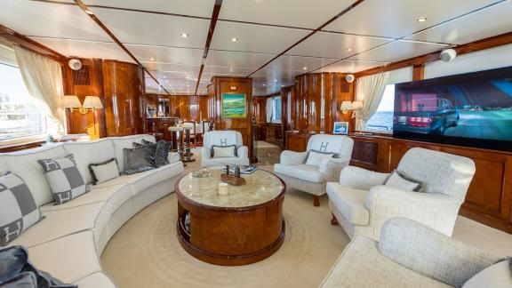 Geräumiges und luxuriöses Wohnzimmer der Yacht Stella Fiera, ausgestattet mit bequemen Möbeln.