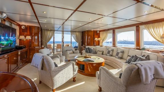 Luxuriöser Innenraum der Yacht Stella Fiera mit großzügigem Sitzbereich und Meerblick.