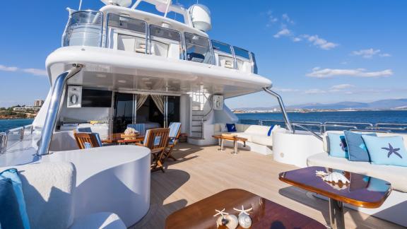 Das Achterdeck der Luxusyacht Stella Fiera, ausgestattet mit stilvollen Möbeln und Meeresblick.