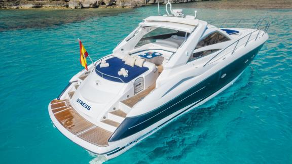 Ibiza açıklarında demirli Stress motoryatın arka kısmında masa düzeni ve güneşlenme alanı dikkat çekiyor.