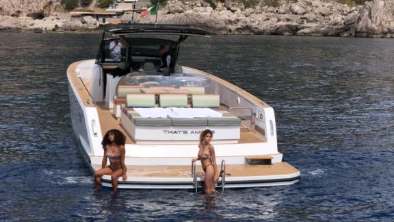 Проведите день на яхте That's Amore в водах Италии. Наслаждайтесь арендой моторной яхты в Неаполе.